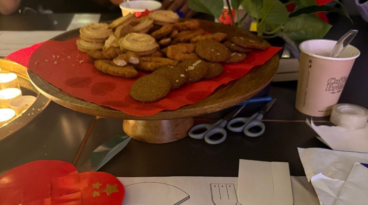 Julehygge med julekager og klippeklistre