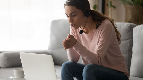 Kvinde i gang med et online opkald fra sin PC
